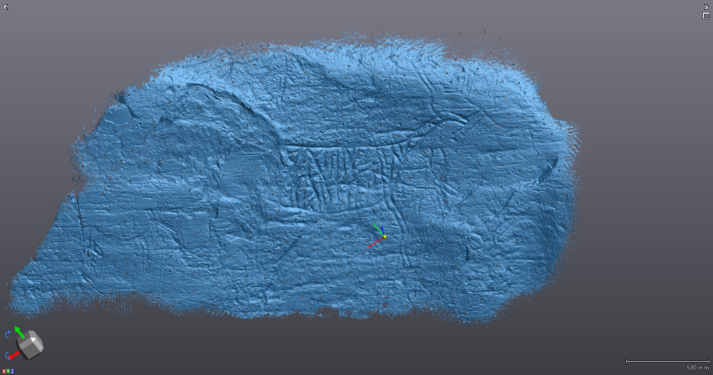 Bilden visar resultatet av en 3D-skanning av en hällristningslokal med flera ristningar. Skanningen visas i blått med skuggor så ristningarna syns.