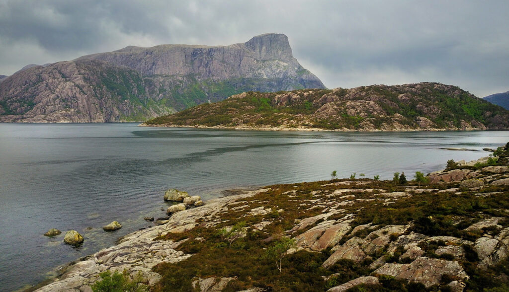 Foto på området Vingen med fjäll och klippor intill en fjord.